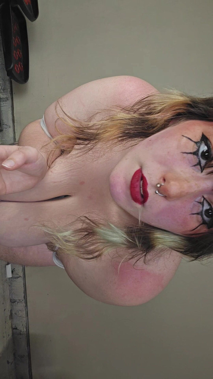 Mushroombitchx: Une fille alternatives chevauche un énorme gode en fumant une cigarette !