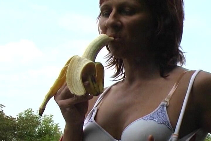 Porno kino: This Babe From Germany Is Here to Pee All Over