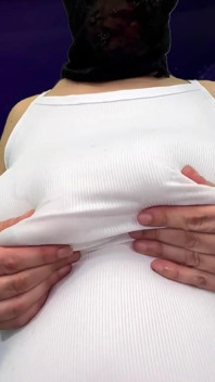 Hucow traite les seins de la bonnet HH