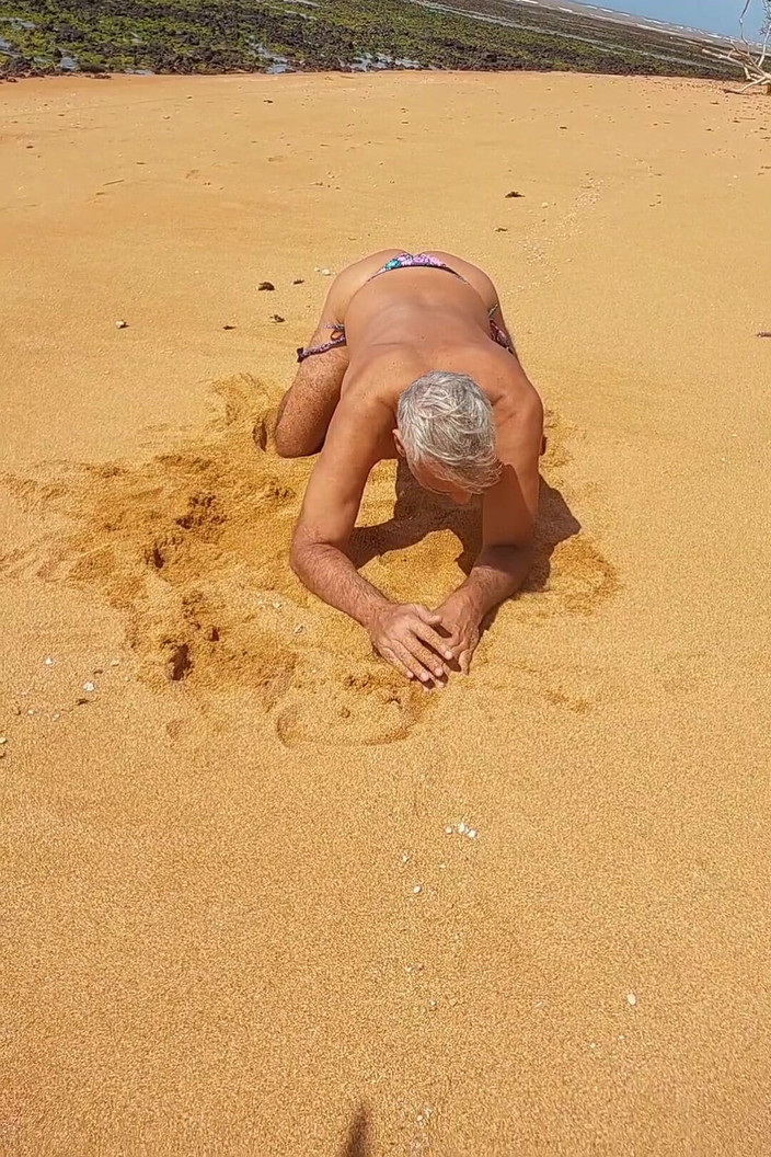 Ladysilvas: Ladysilva na pláži v bikinách předvádí svůj horký zadek a...
