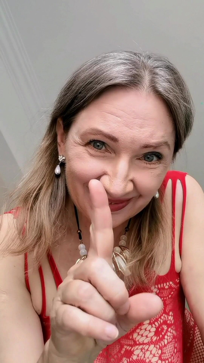 MariaOld: Величезні натуральні зрілі цицьки та волохата пизда, ажурні панчохи