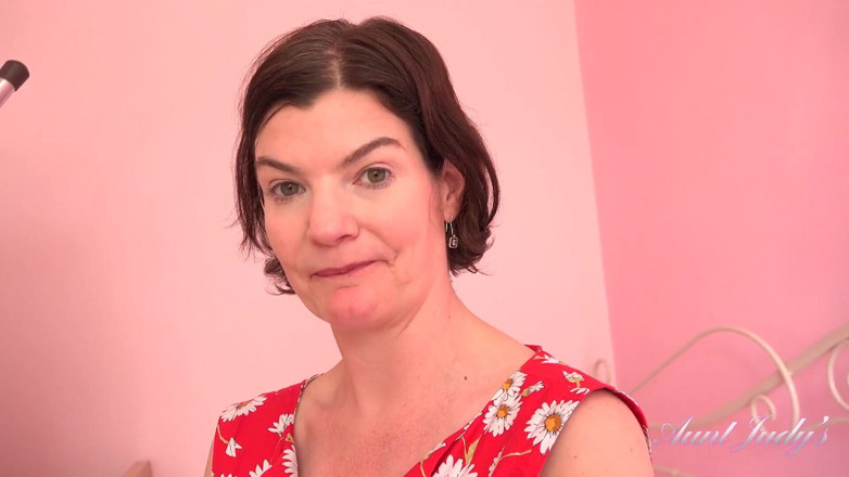 Aunt Judy's: MILF 44 tahun Jenny bermain dengan kelentit