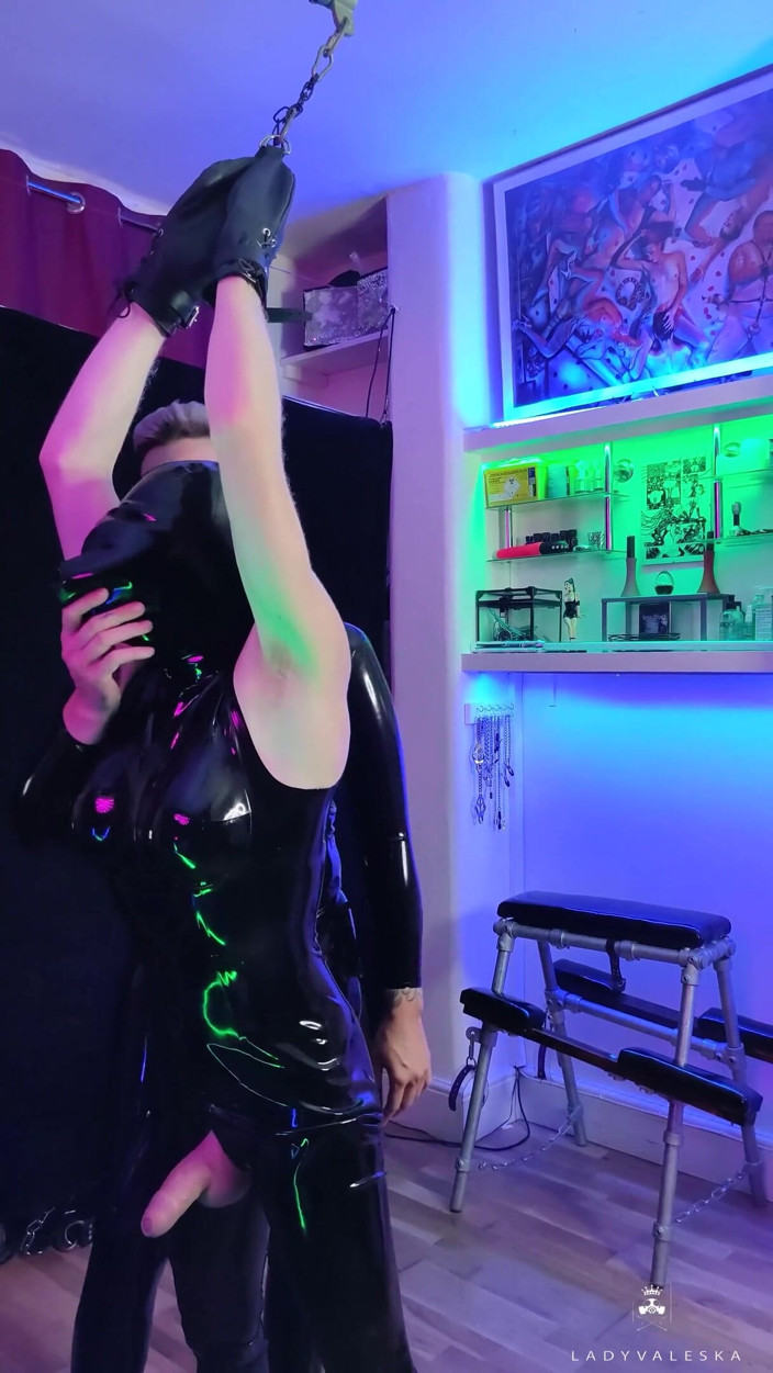 Lady Valeska: Follando en pie