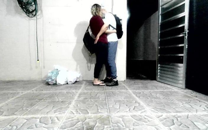 Gabi SweetCouplesStories: Vào ngày đầu tiên của trường đại học, họ đã đi sau trường đại học để...