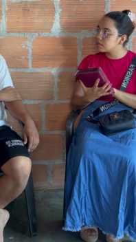 Ele vem à minha casa pregar a Palavra e eu ensino a minha.