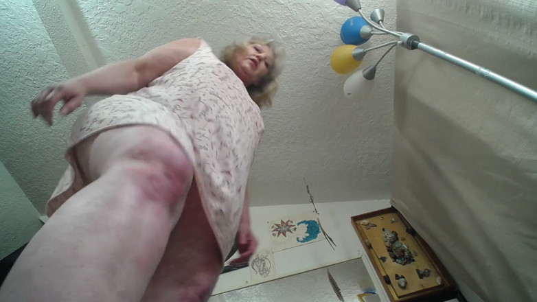 dawnskye1962: 1109 La Giantessa Dawn mette il fuggiasco in un posto...