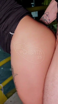Šukat tu zlobivou malou couru na mostě s mým obrovským 30cm penisem