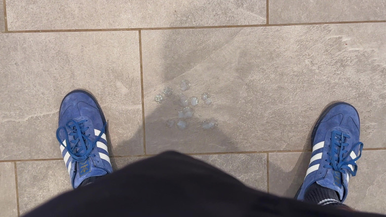 NakedFoxx: Il mio amico ha guardato la mia sega e sborrata...