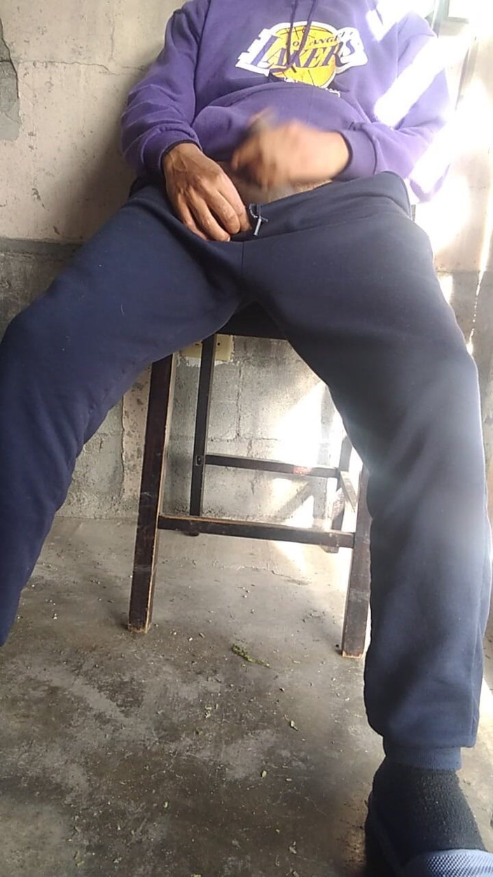 AlexAlejandro13: Sentado na cadeira enquanto eu me masturbo, em frente ao...