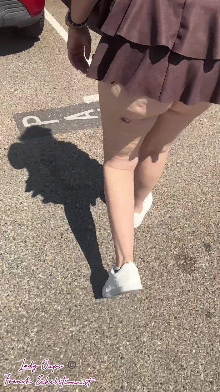 Lady Oups: Me Quito El Tanga En Público Y Presumo Con Microfalda...