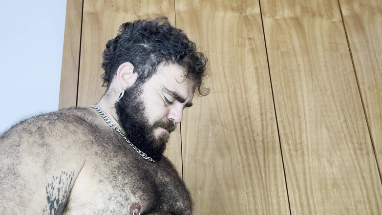 ScruffyStocky: Ursul păros domină și face sex tare, ajungând să rupă patul