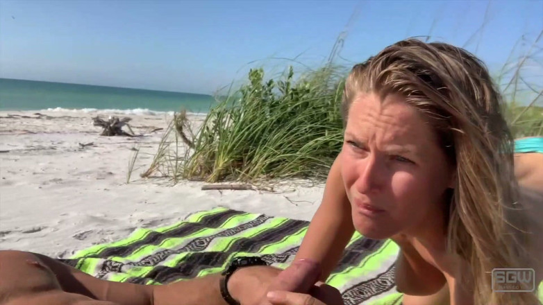 Sparks Go Wild: Un couple sexy baise sur la plage en string