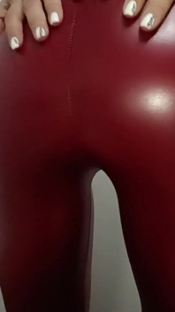Incredibile enorme sborrata su un top in pelle pov