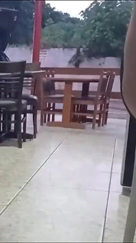 Istri tanpa celana dalam pamer di bar!