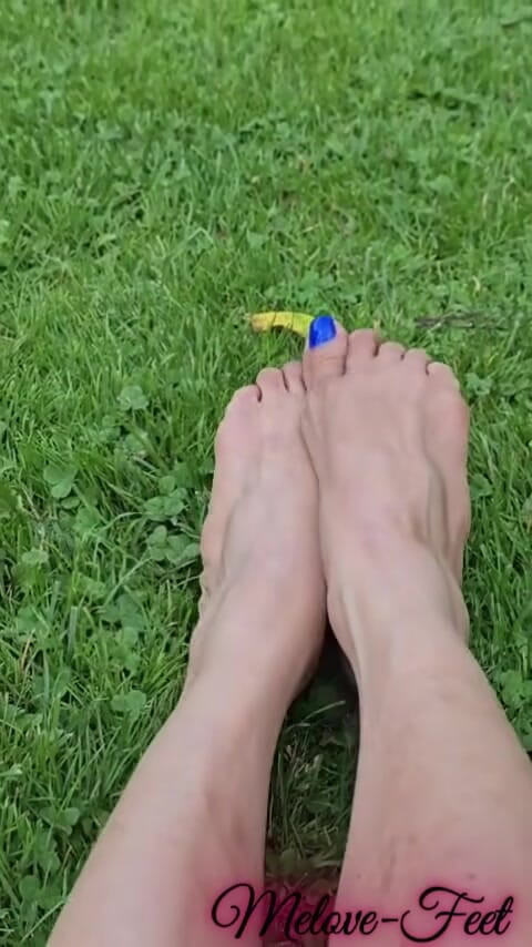 Naelor: Melove Blue Nail Polish Showing Her Sexy Feet on Grass