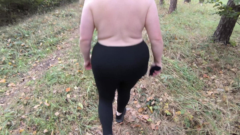 Bouncy Tits Action: Rozbierz się nago na polu i pobity