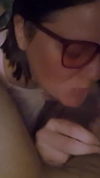 Fellatio auto assistita + ancorata + enorme sborrata in faccia