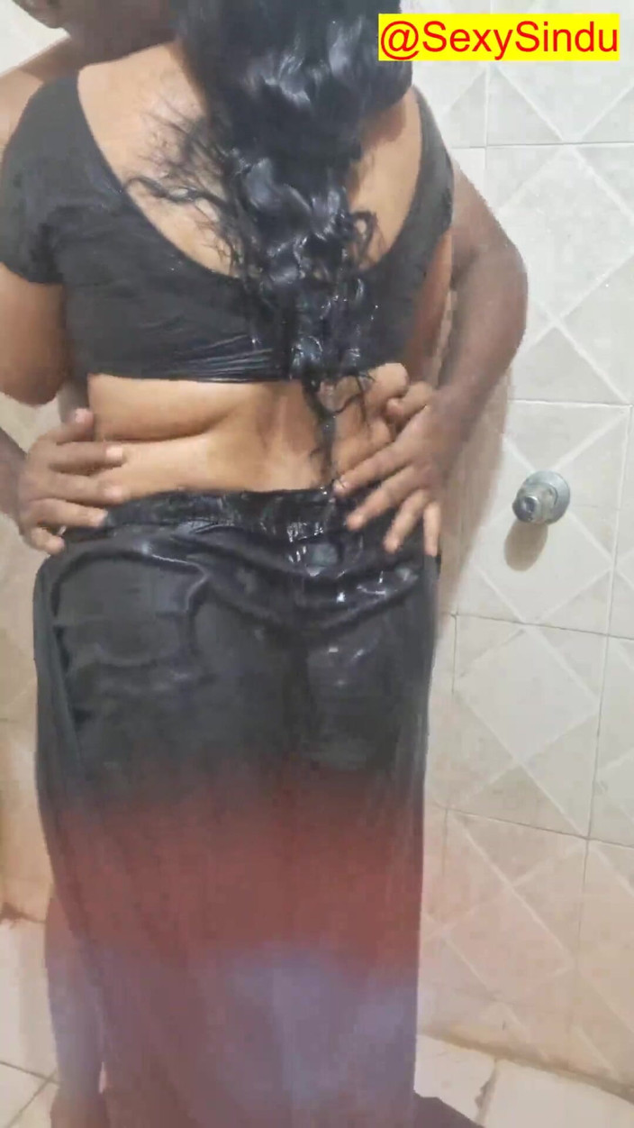 Sexy sindu: Tante seksi india lagi asik mandi dengan kain sprei