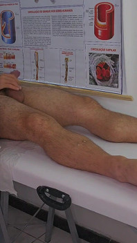 일상적인 치료를 받는 간호사