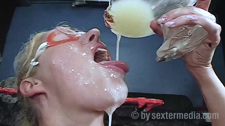 Sextermedia by Pete: MILF mostra giochi di piscio alla gang bang