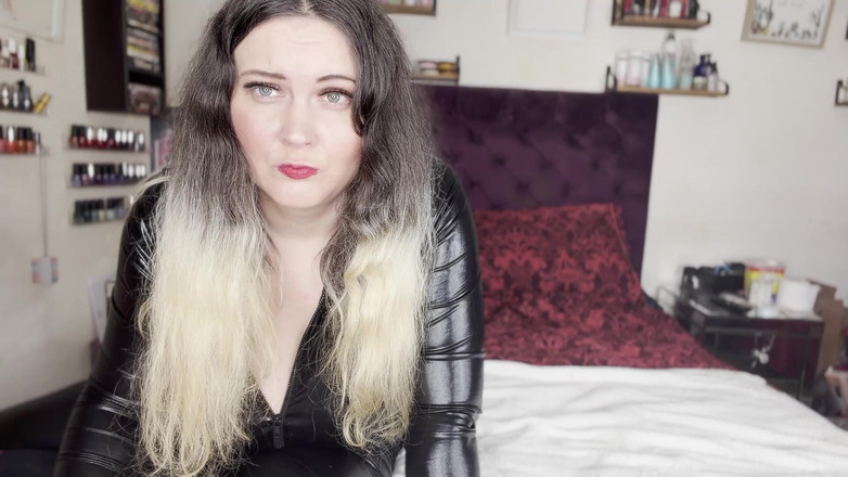 MissFFW: Господиня ffw писяє в миску, щоб показати невдахі