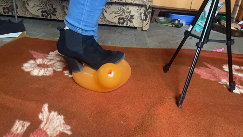 BeachBallsDuo: 100 kg Bigbootylucy Stomps ballonger i höga klackar! 2 kameror med...