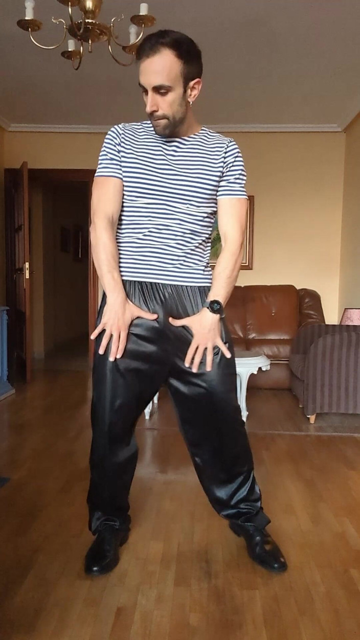 Zeus Ray: Faccio uno streptease vestito in abito militare