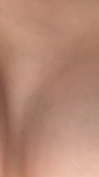 Faccia sepolta nel mio seno con il mio strap-on sepolto nel tuo culo
