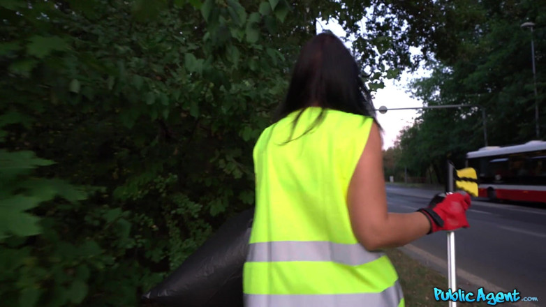 Public Agent: Veřejný agent - drobná kočička sbírá koše, ale ukázalo se, Že Jennifer...