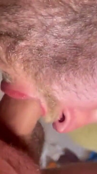 Il jouit pendant que j’utilise sa bouche