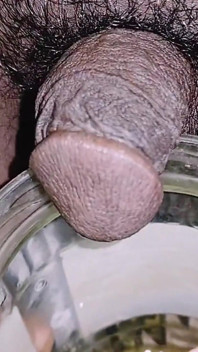 Ladyboy del pene fláqueo meando al aire libre