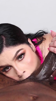 Cewek semok ini lagi asik menyembunyikan kontol besar di toketnya