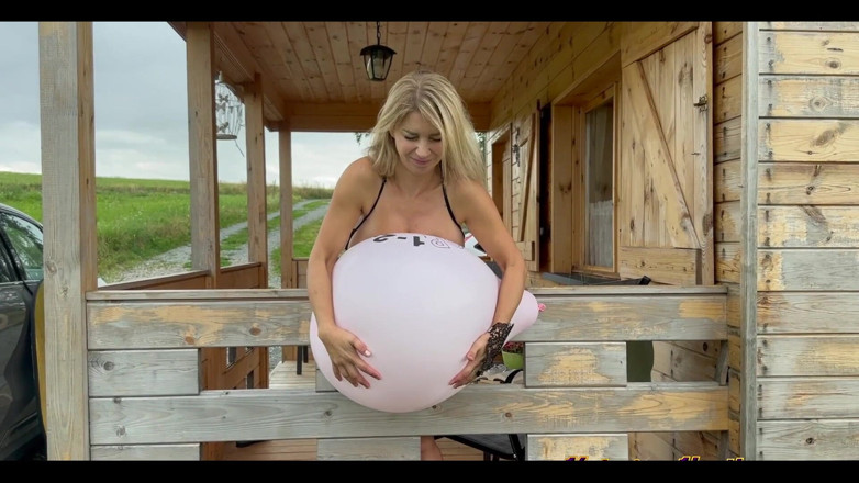 Katerina Hartlova: เป่าบอลลูนให้มีขนาดใหญ่มาก... กับ Booom ในวิดีโอตอนท้าย 18:00 นาที