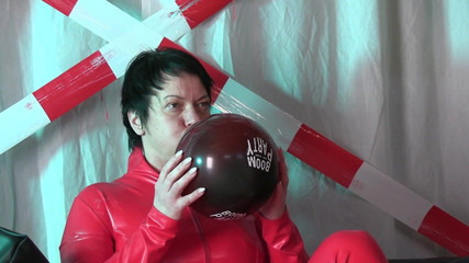 Looners Passion: Descalza látex MILF está jugando con el globo