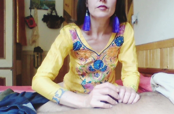 Bolly Karma: Sa belle-mère le ramène à la maison
