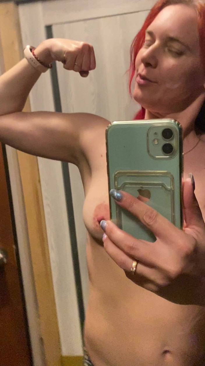 Hairy couple: Redhead MILF Showed Her Big Muscles in Front of Mirror