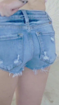 Se preñan los shorts de Jean - acabando en los shorts de jean de Sophia Sinclaire
