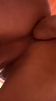 Wunderbare brasilianische transsexuelle liebt es, stark in ihren arsch gefickt zu werden