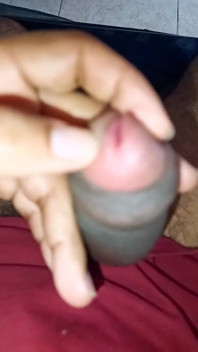Bersendirian di rumah, saya melancap dan memancut mani di sofa merintih dan bercakap kotor