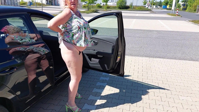 PureVicky66: Mormor kåt i bilen!