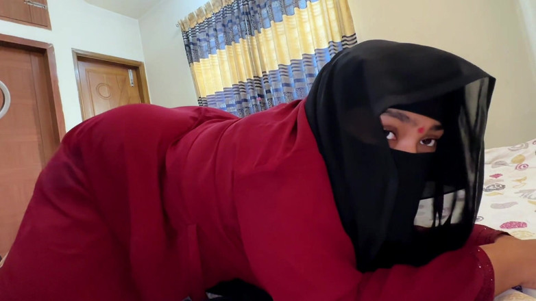 Aria Mia: 大屁股摩洛哥热辣穆斯林20岁的单身女孩在床上是如此热辣，现在她想要被陌生人操