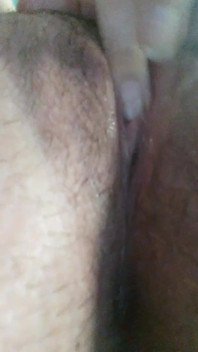 Masturbándome mi mojado y gordo coño