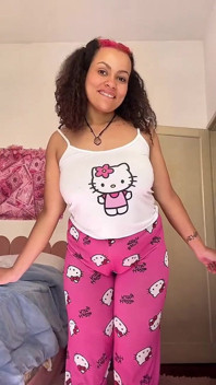 Kurvig latina farting i söt pyjamas