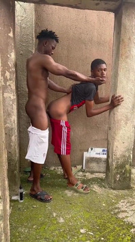 Un beau-fils chasse le cul dans la nature