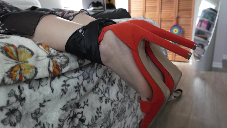 Hidi Heaventoosh: Legs Tied Together