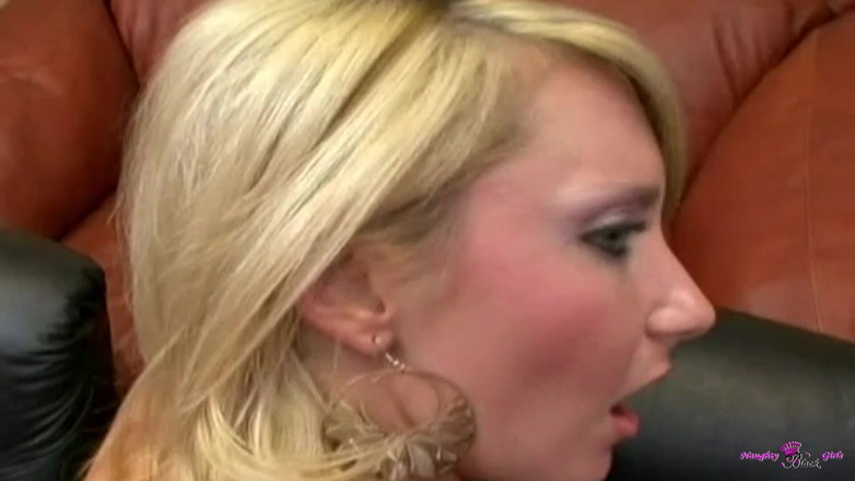 Naughty Black Girls: Büyük memeli bu sarışın piliç vahşi yarağa binmek ve döllenmek...