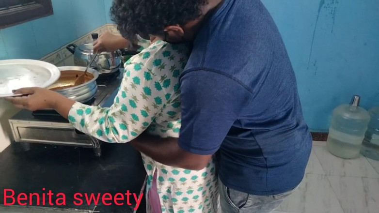 Benita sweety: Mutfakta ateşli inleyen seks karı koca