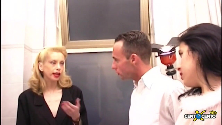 Topaweb: Superanall! Ready for anything, bottles in her ass and pussy...