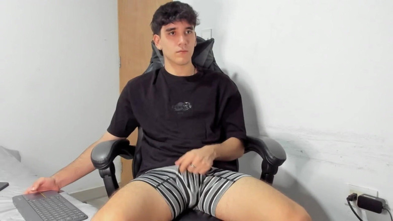 Leo J: Chico Latino Masturbandose Mientras Fuma