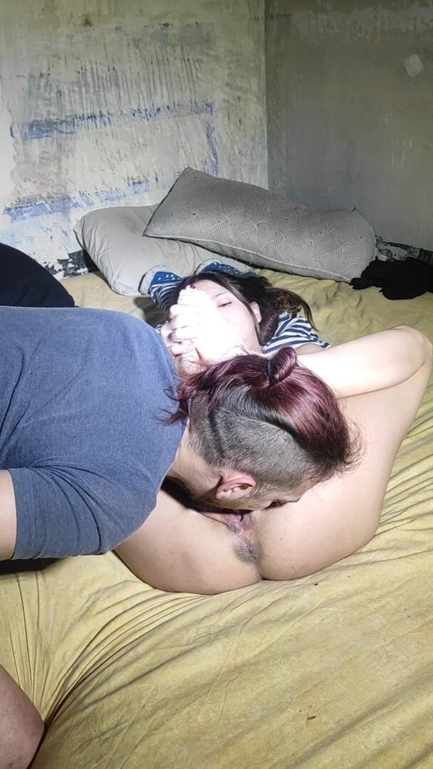 Endemoniados: Une ado se fait fesser, gorge profonde et douche de...